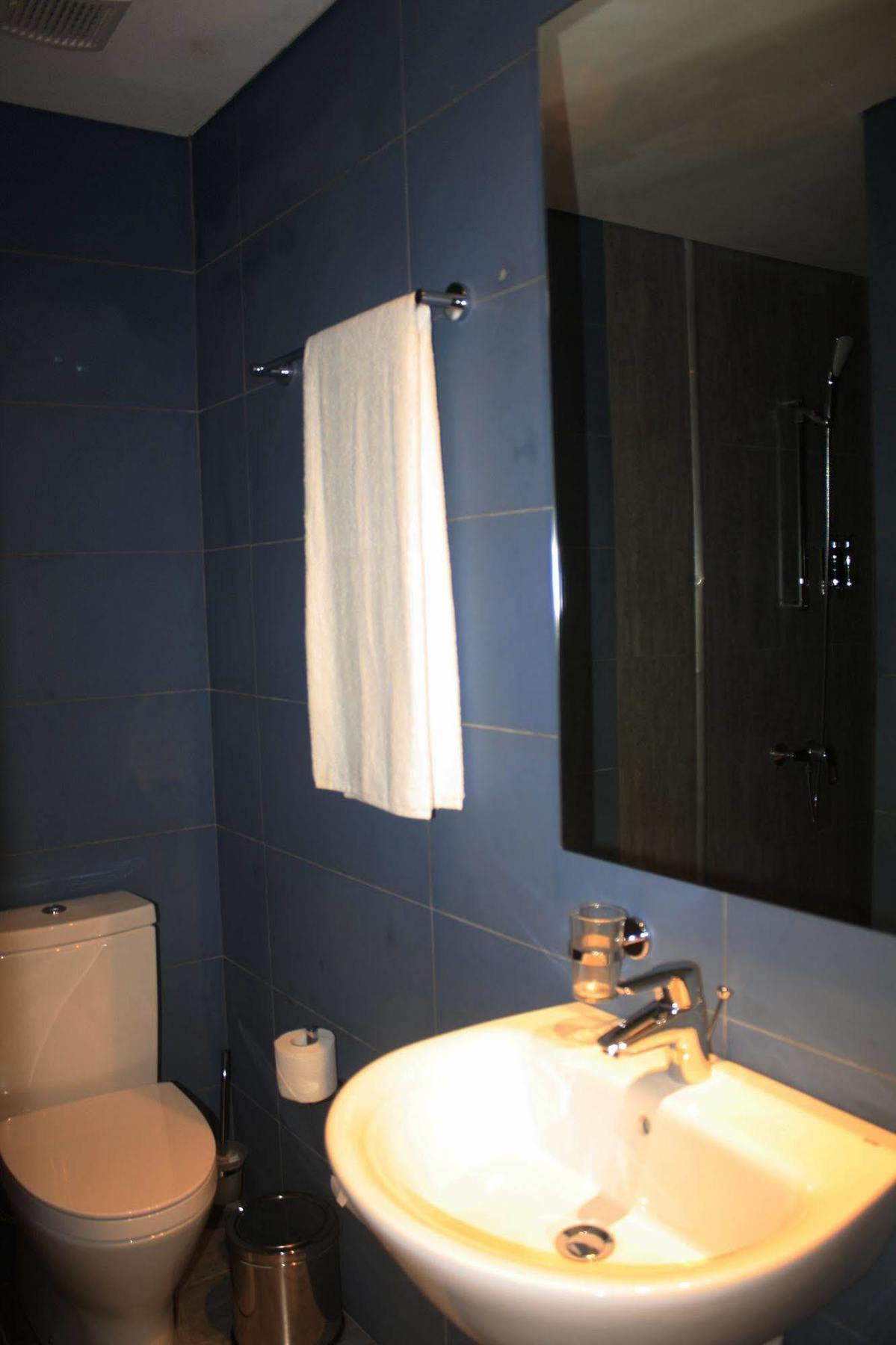 Urbano Hotel By Roots Wiaboman المظهر الخارجي الصورة