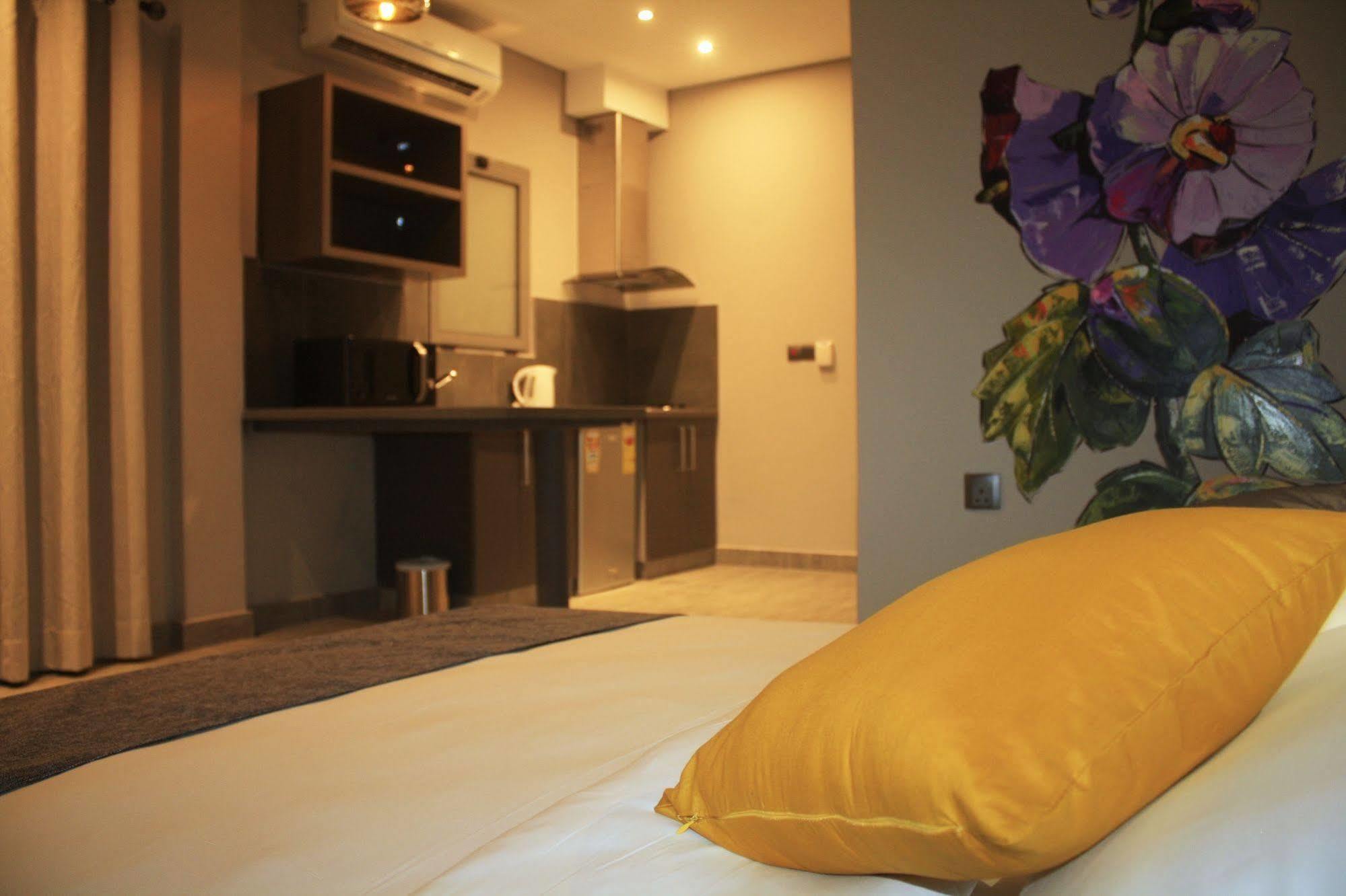 Urbano Hotel By Roots Wiaboman المظهر الخارجي الصورة