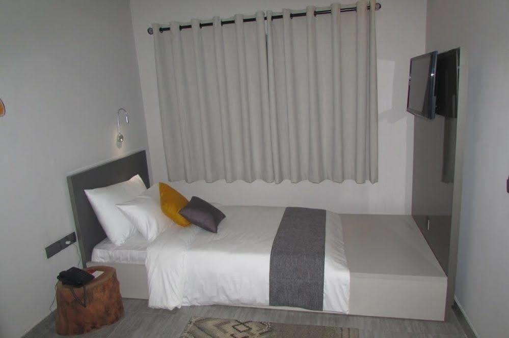 Urbano Hotel By Roots Wiaboman المظهر الخارجي الصورة