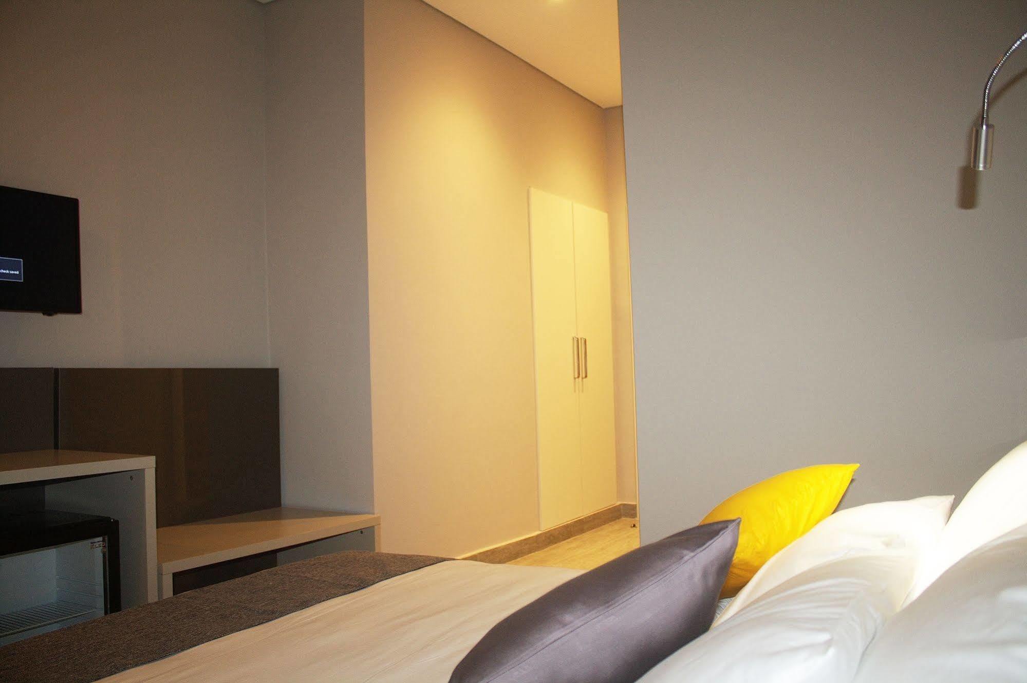 Urbano Hotel By Roots Wiaboman المظهر الخارجي الصورة