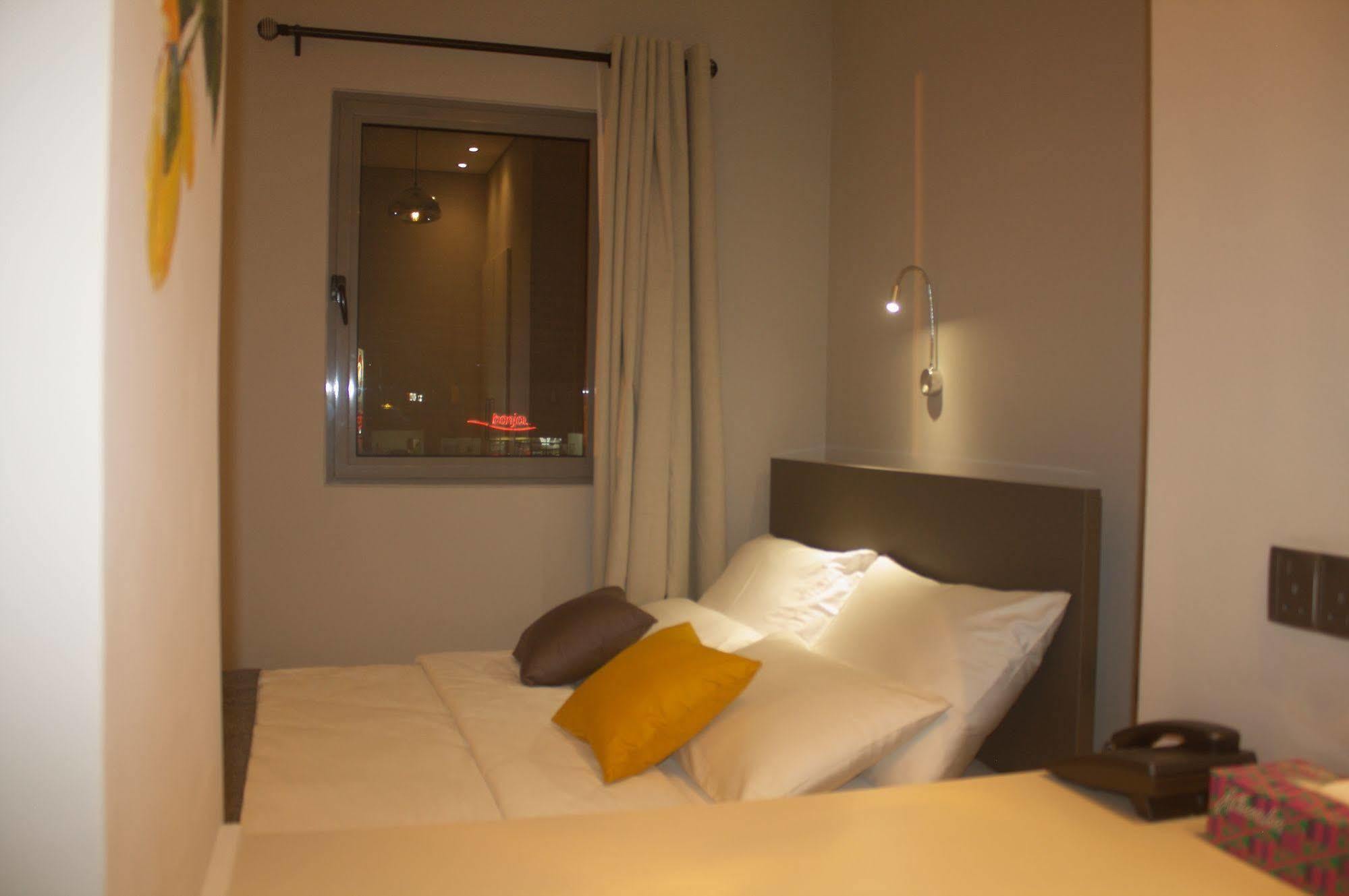 Urbano Hotel By Roots Wiaboman المظهر الخارجي الصورة
