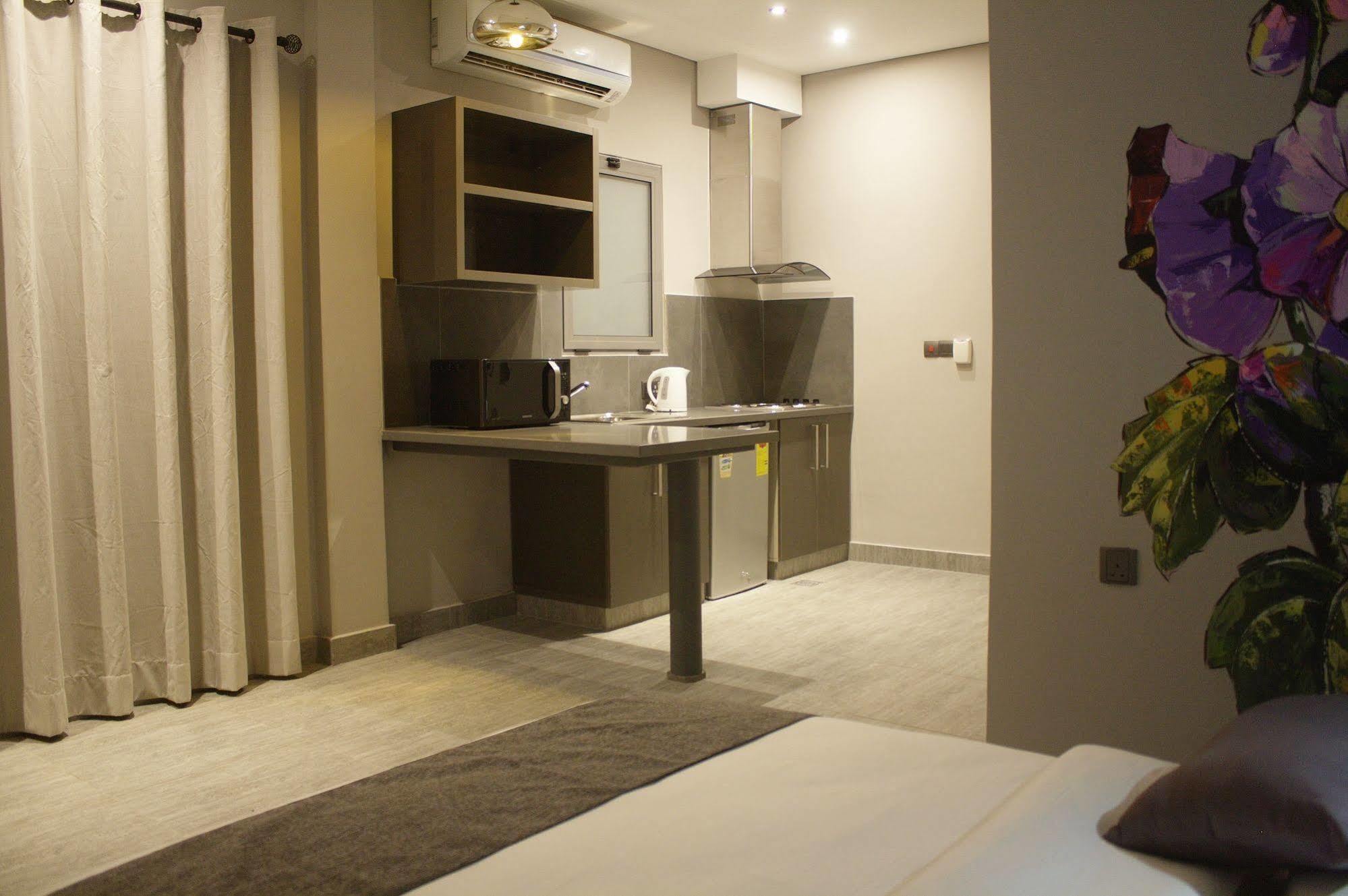 Urbano Hotel By Roots Wiaboman المظهر الخارجي الصورة