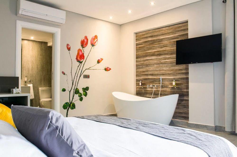 Urbano Hotel By Roots Wiaboman المظهر الخارجي الصورة