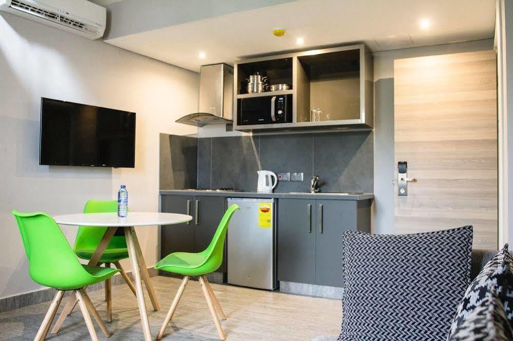 Urbano Hotel By Roots Wiaboman المظهر الخارجي الصورة